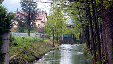 Le Canal du Guâ dans la traversée de Vizille, après les travaux de débroussaillage et de coupe sélective effectués en 2012. Image Présentation de l’AS Romanche aval