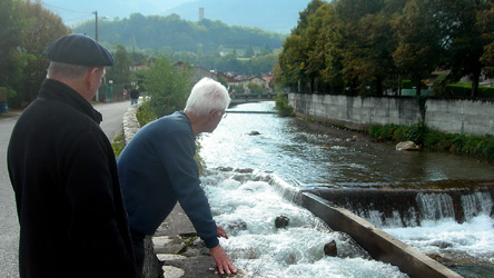 Devant le seuil du Bréda, Michel Couturier - président de l'AS Supérieure Rive Gauche - et Guy Spendeler, syndic de la section Bréda à Pontcharra. Image Les acteurs de l’AS