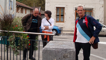 Aux côtés de Philippe Martin et d’Estelle Praderio du cabinet Hydrétudes, Alain Taesch, président de l’AS de Comboire à l’Echaillon, à Sassenage, lors d’une visite technique sur les berges du Furon. Image Les acteurs de l’AS